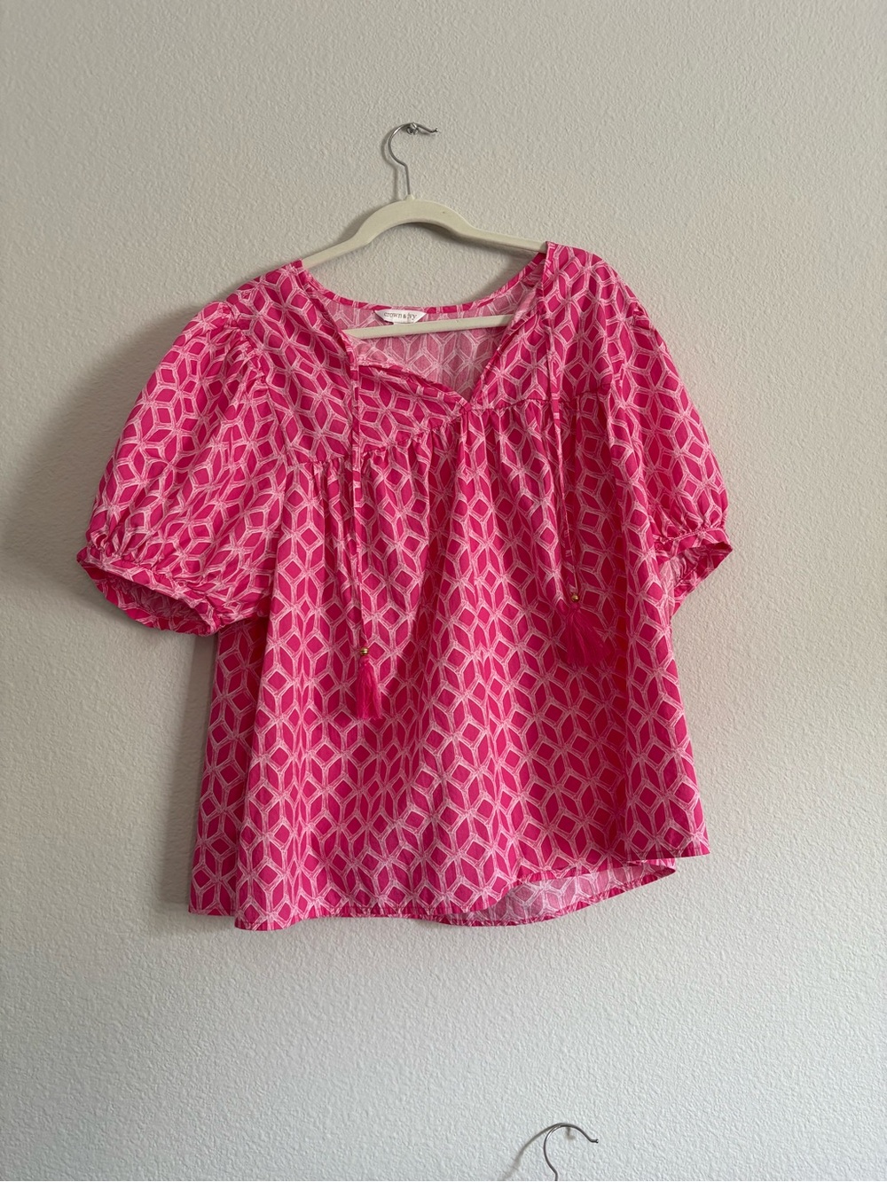 Crown & ivy Pink Geometric Tassel Peasant v-Neck Tassel Top With Puff Sleeve